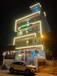 un'auto parcheggiata di fronte a un edificio di notte di Hotel Greenoz a Jaipur