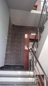 eine Treppe in einem Gebäude mit Ziegelwand in der Unterkunft Hotel Greenoz in Jaipur