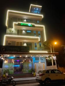 um edifício com um carro estacionado em frente em Hotel Greenoz em Jaipur