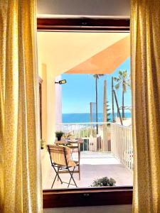Cette maison dispose d'un balcon avec vue sur l'océan. dans l'établissement GATU Villa Cielo y Mar junto la playa, terraza , wifi y vista al mar, à El Puerto de Santa María
