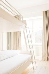 een stapelbed in een kamer met een ladder bij Lermooser in Lermoos