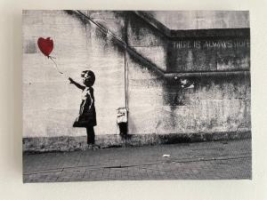 dessin d'une fille tenant un ballon cardiaque dans l'établissement B&B Thérèse 13, à Marina di Ginosa