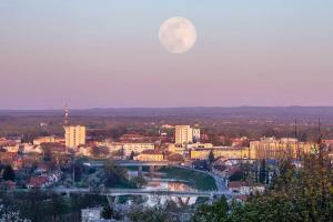 Nespecifikovaný výhled na destinaci Karlovac nebo výhled na město při pohledu z apartmánu