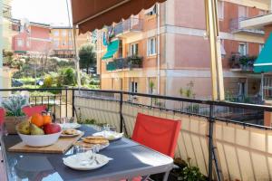 een tafel met een fruitschaal op een balkon bij Casa Dalia Terrazze Relax e WiFi in Santa Margherita Ligure