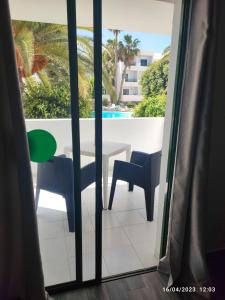 mit Blick auf einen Balkon mit einem Tisch und Stühlen in der Unterkunft Precioso y céntrico apartamento in Costa Teguise