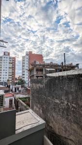 Vistas a una ciudad con edificios en el fondo en Departamento luminoso a estrenar con balcón en Rosario