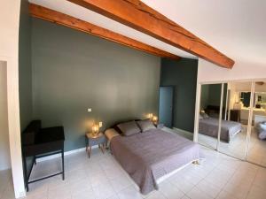 Łóżko lub łóżka w pokoju w obiekcie Maison de famille (piscine, jacuzzi et sauna)