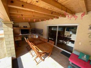 Telewizja i/lub zestaw kina domowego w obiekcie Maison de famille (piscine, jacuzzi et sauna)