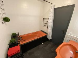 Łóżko lub łóżka w pokoju w obiekcie Maison de famille (piscine, jacuzzi et sauna)