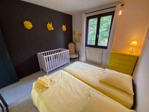 Łóżko lub łóżka w pokoju w obiekcie Maison de famille (piscine, jacuzzi et sauna)