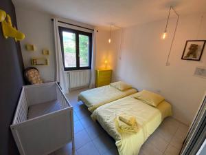 Łóżko lub łóżka w pokoju w obiekcie Maison de famille (piscine, jacuzzi et sauna)