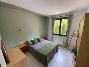 Łóżko lub łóżka w pokoju w obiekcie Maison de famille (piscine, jacuzzi et sauna)