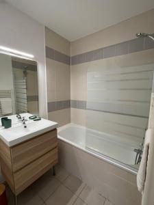 La salle de bains est pourvue d'une baignoire, d'un lavabo et d'une baignoire. dans l'établissement Les Maisons du Golf de la Cabre d'Or by Ateya Vacances, à Cabriès