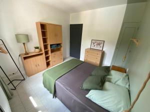 Łóżko lub łóżka w pokoju w obiekcie Maison de famille (piscine, jacuzzi et sauna)