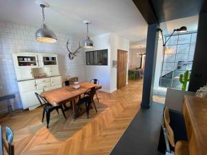 Kuchnia lub aneks kuchenny w obiekcie Maison de famille (piscine, jacuzzi et sauna)