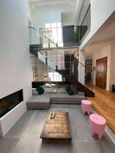 Część wypoczynkowa w obiekcie Maison de famille (piscine, jacuzzi et sauna)