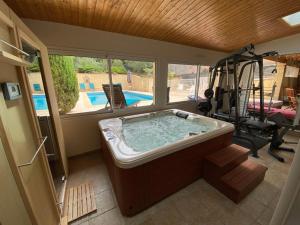 Basen w obiekcie Maison de famille (piscine, jacuzzi et sauna) lub w pobliżu