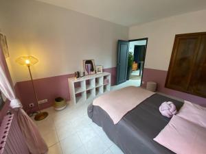 Łóżko lub łóżka w pokoju w obiekcie Maison de famille (piscine, jacuzzi et sauna)