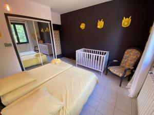 Łóżko lub łóżka w pokoju w obiekcie Maison de famille (piscine, jacuzzi et sauna)