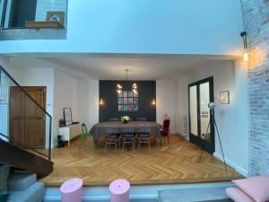 Część wypoczynkowa w obiekcie Maison de famille (piscine, jacuzzi et sauna)