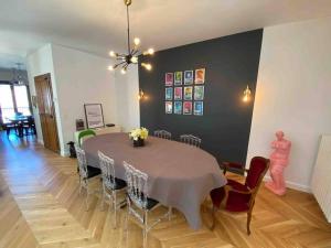 Część wypoczynkowa w obiekcie Maison de famille (piscine, jacuzzi et sauna)