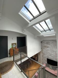 salon z oknem dachowym i schodami w obiekcie Maison de famille (piscine, jacuzzi et sauna) w mieście Quillan