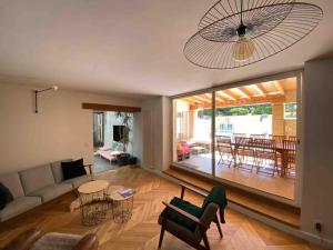 salon z kanapą i stołem w obiekcie Maison de famille (piscine, jacuzzi et sauna) w mieście Quillan