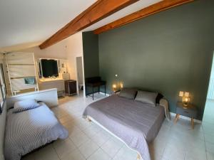 Maison de famille (piscine, jacuzzi et sauna) tesisinde bir odada yatak veya yataklar