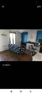 ein Bild von einem Wohnzimmer mit einem Sofa in der Unterkunft Charmant T2 refait à neuf, au cœur de Puylaurens in Puylaurens