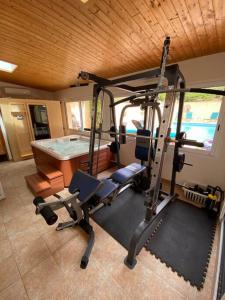 Centrum fitness w obiekcie Maison de famille (piscine, jacuzzi et sauna)