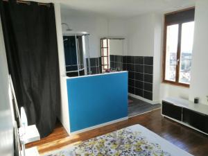 ein Badezimmer mit einem blauen Waschbecken und einem Spiegel in der Unterkunft Charmant T2 refait à neuf, au cœur de Puylaurens in Puylaurens