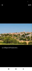 Ein Bildschirmfoto einer Stadt auf einem Hügel. in der Unterkunft Charmant T2 refait à neuf, au cœur de Puylaurens in Puylaurens