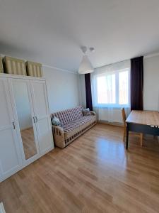 salon z kanapą i stołem w obiekcie Grand Wave w Jurmale