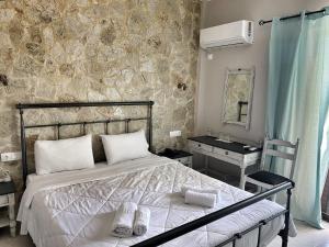 - une chambre avec un lit et un bureau dans l'établissement Hotel Kastri, à Loutra Edipsou