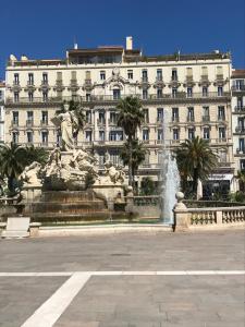 een standbeeld voor een gebouw met een fontein bij Tout confort Toulon centre appartement 3 chambres, vue sur la Rade in Toulon
