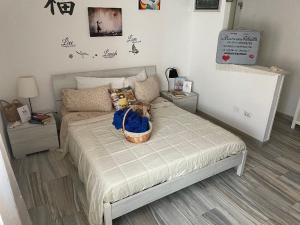 - une chambre avec un lit et un panier dans l'établissement B&B Thérèse 13, à Marina di Ginosa