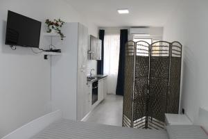 een kamer met een bed en een keuken met een tv bij Casa da Tonia Peschici in Peschici