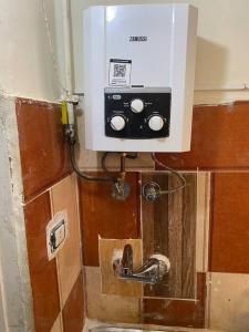 een badkamer met een watermeter en een wastafel bij The Home in Fayoum Center