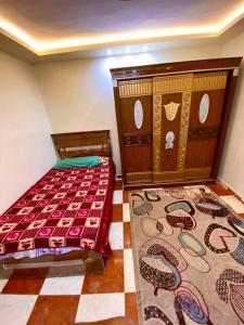een slaapkamer met een bed en een tegelvloer bij The Home in Fayoum Center