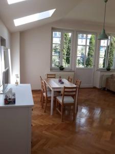 uma cozinha e sala de jantar com mesa e cadeiras em Urlaub in der königlichen Villa em Berchtesgaden