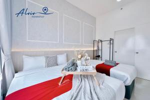 een hotelkamer met 2 bedden en een bord aan de muur bij Amber Cove Impression City By Alviv Management I I 6-9pax I 5minsKlebang I JonkerSt in Melaka