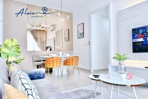 een woonkamer met een bank en een tafel bij Amber Cove Impression City By Alviv Management I I 6-9pax I 5minsKlebang I JonkerSt in Melaka