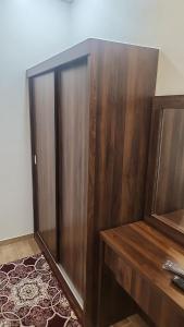 a room with a wooden partition with a table at أحلى الليالي للشقق الفندقية in Yanbu