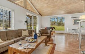 - un salon avec un canapé et une table dans l'établissement Stunning Home In Nibe With Kitchen, 