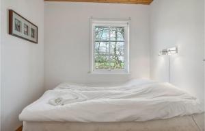 Ce lit se trouve dans un dortoir blanc doté d'une fenêtre. dans l'établissement Stunning Home In Nibe With Kitchen, 