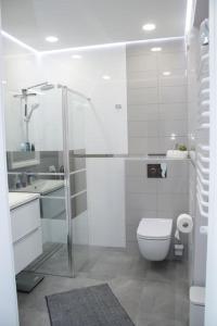 ダルウフコにあるAppartement Marlena im Kropla Bałtykuのトイレと洗面台を備えた白いバスルーム