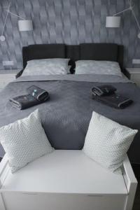 ダルウフコにあるAppartement Marlena im Kropla Bałtykuのベッドルーム1室(電話2台付)