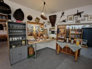 una habitación con una tienda con muchos artículos en Weingut Haxel, en Cochem