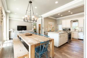 une cuisine avec une table en bois et des chaises bleues dans l'établissement 215 Spring Avenue Home, à Anna Maria