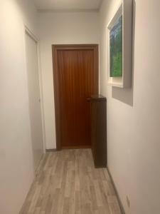 un corridoio con porta marrone e pavimento in legno di Arturo & Trilly a Ronciglione